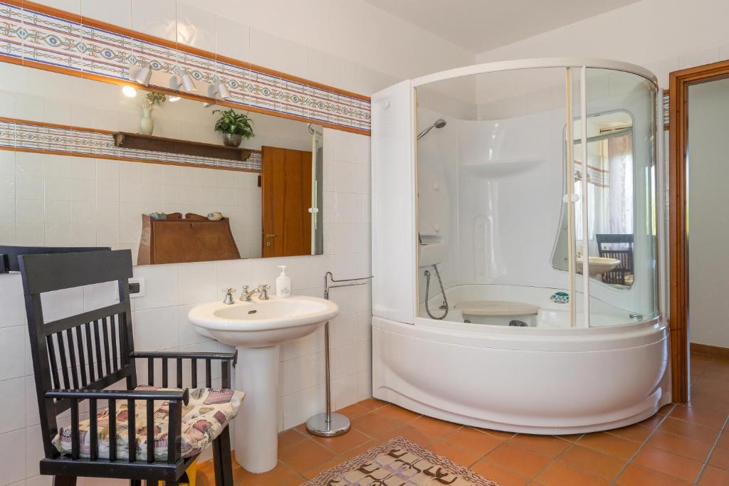 une salle de bain avec une baignoire, un lavabo et une douche dans l'établissement Tenuta Vallegaia, à Rosignano Marittimo