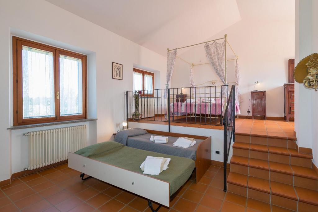 - une chambre avec un lit et un lit bébé dans l'établissement Tenuta Vallegaia, à Rosignano Marittimo