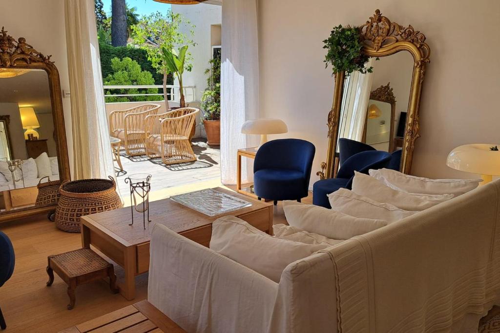 Bright and Stylish in City Center 2 Bedrooms 6