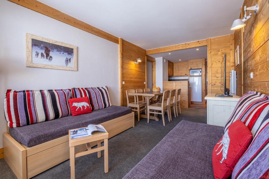 un salon avec un canapé et une table dans l'établissement Résidence Pierre & Vacances Les Néréides, à Belle Plagne