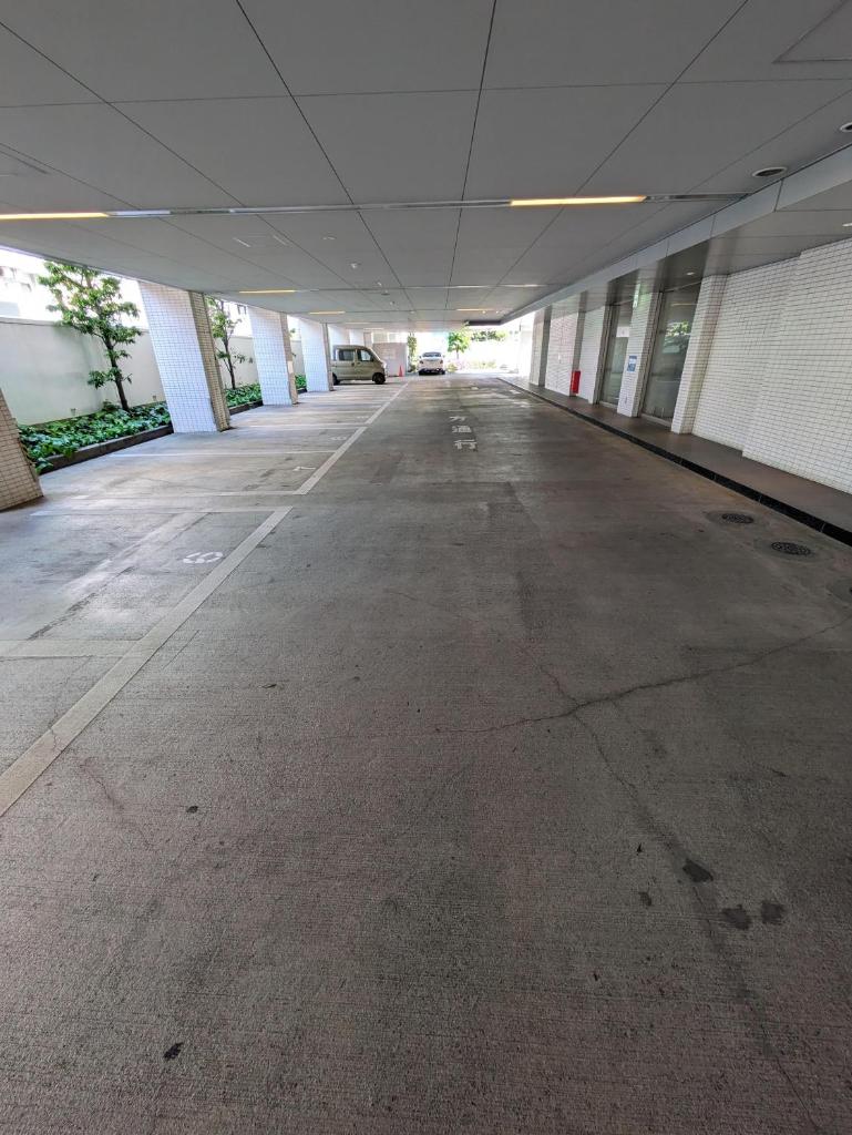un parking vide dans un garage vide dans l'établissement ホテル リズコート HOTEL Liz court, à Sendai