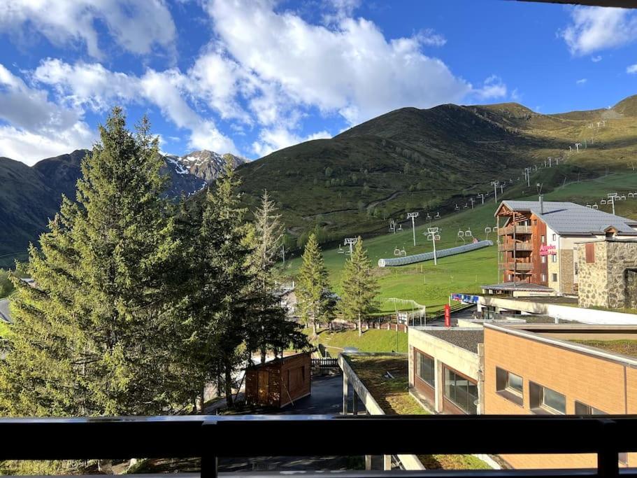 une vue d'une montagne depuis un bâtiment dans l'établissement Studio Peyragudes pied des pistes 4/5 pers Les Agudes, à Gouaux-de-Larboust