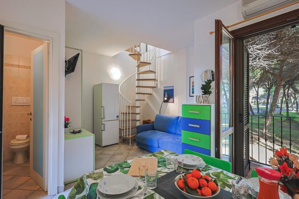 un salon avec un canapé bleu et une table dans l'établissement Pineta Azzurra, à Marina di Grosseto