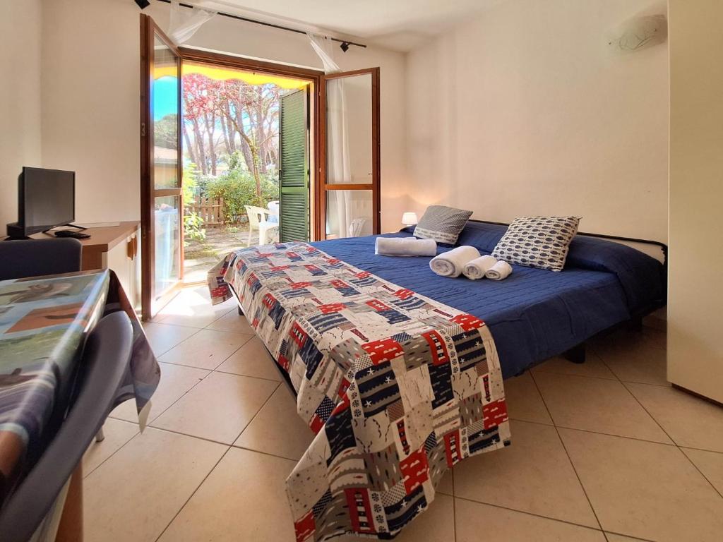 une chambre avec un lit avec une couette dessus dans l'établissement Pineta Azzurra, à Marina di Grosseto