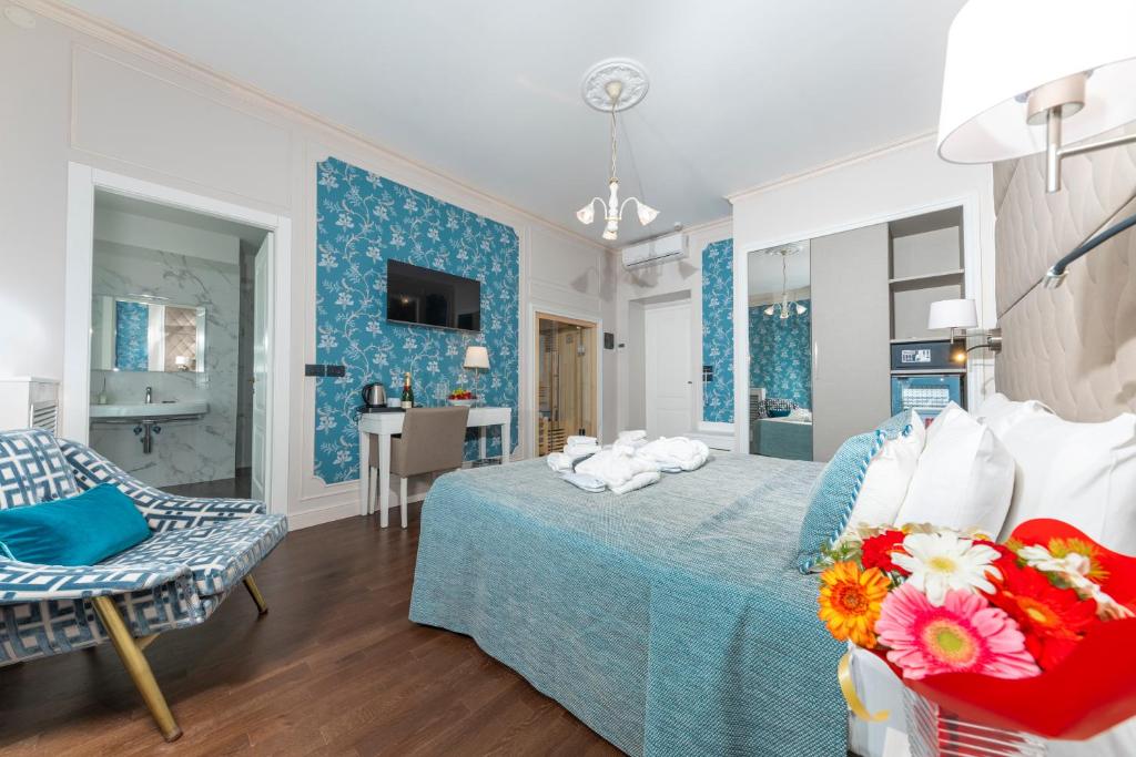 - une chambre avec un lit et une chaise ainsi qu'une salle de bains dans l'établissement Spa & Wellness by Des Anglais " Accesso SPA compreso", à Sanremo 74 autres photos