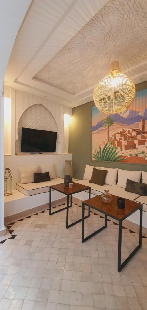 - un salon avec un canapé et un lustre dans l'établissement M-17 Riad & Spa, à Marrakech