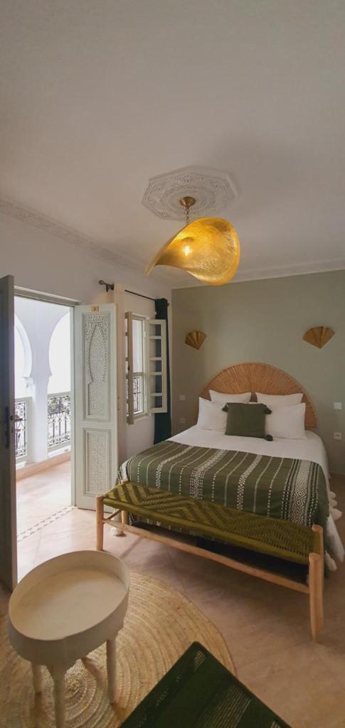 une chambre avec un lit et une table dedans dans l'établissement M-17 Riad & Spa, à Marrakech
