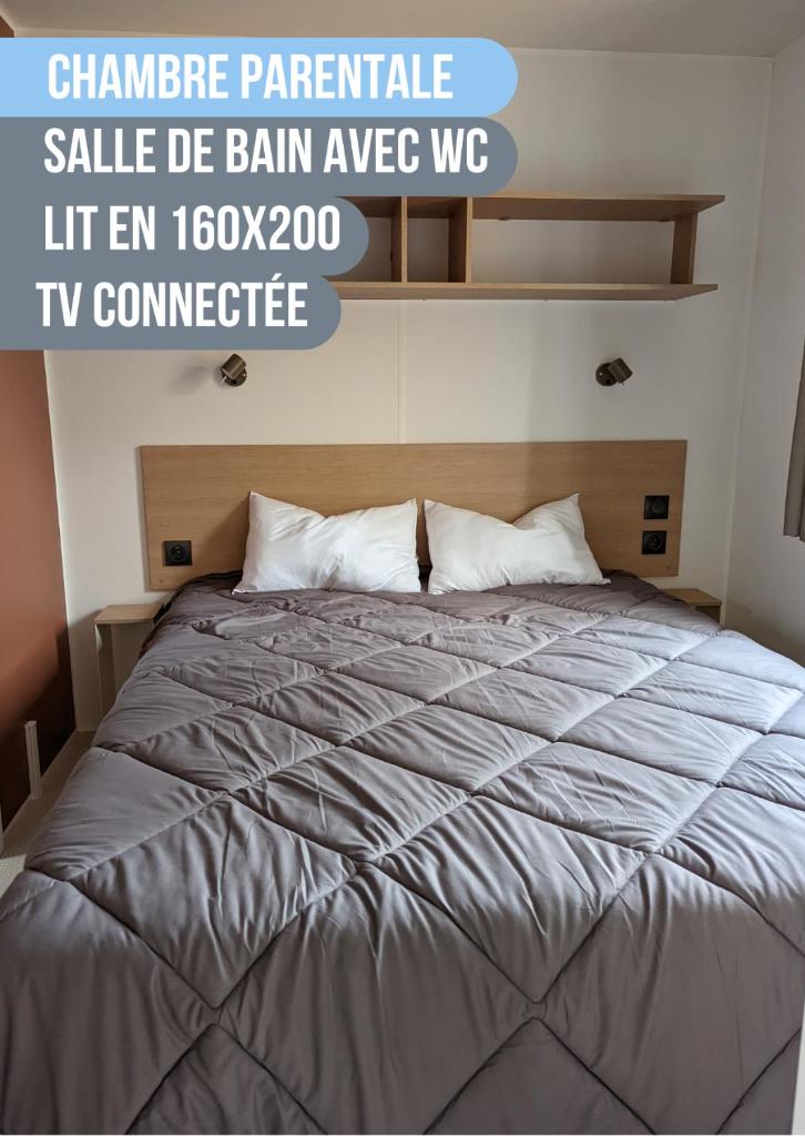 - un lit à baldaquin pour une chambre avec un grand lit dans l'établissement 200m de la plage Bungalow LUXE de 44m2 Ménage et draps inclus Camping 5 Etoiles Mayotte Lac Biscarrosse Koyobalys, à Biscarrosse