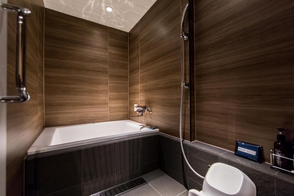 une salle de bain avec baignoire et toilettes dans l'établissement HOTEL MONO - Adult only, à Ueda