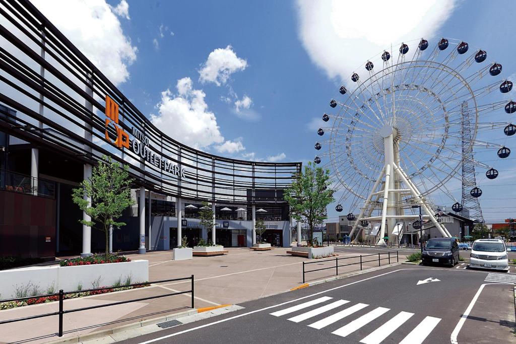 une grande roue dans un parking à côté d'une rue dans l'établissement Asian Hotel CYALA - Adult Only, à Sendai