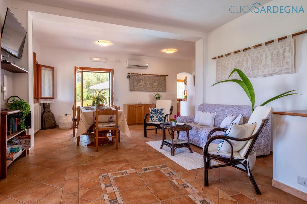 un salon avec un canapé et une table dans l'établissement Alghero Villa Barranch with sea view swimming pool for 6 people, à Alghero