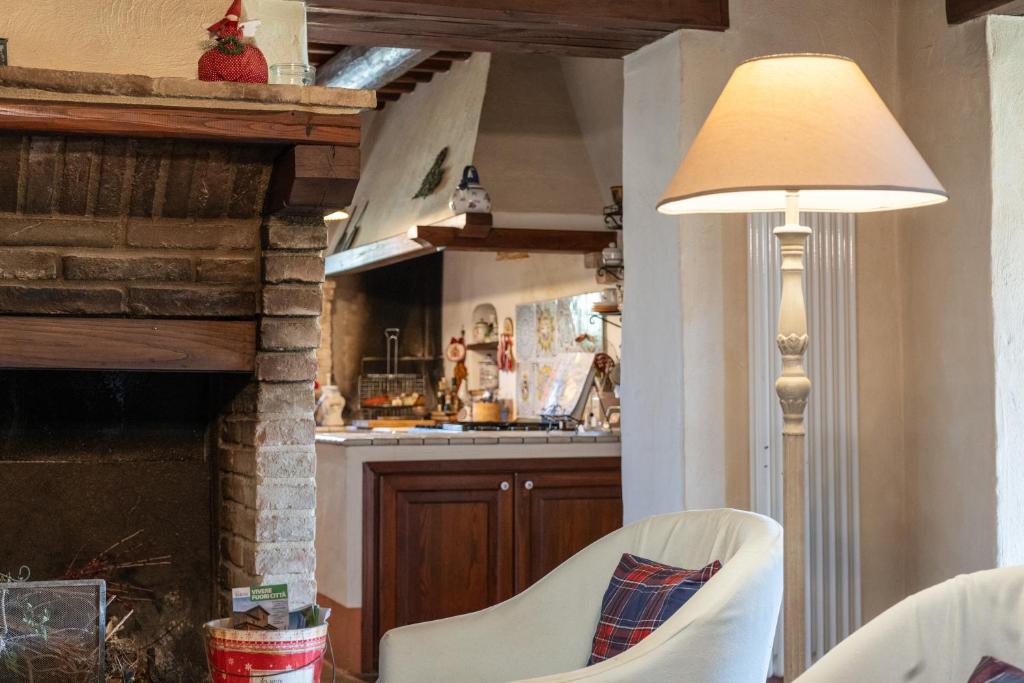 - un salon avec une table, des chaises et une lampe dans l'établissement Casale Farnia, à Montecastrilli