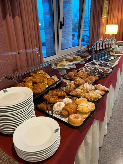 une ligne de buffet avec de nombreux types de pâtisseries et d'assiettes différentes dans l'établissement Hotel Maja, à Pescara 71 autres photos