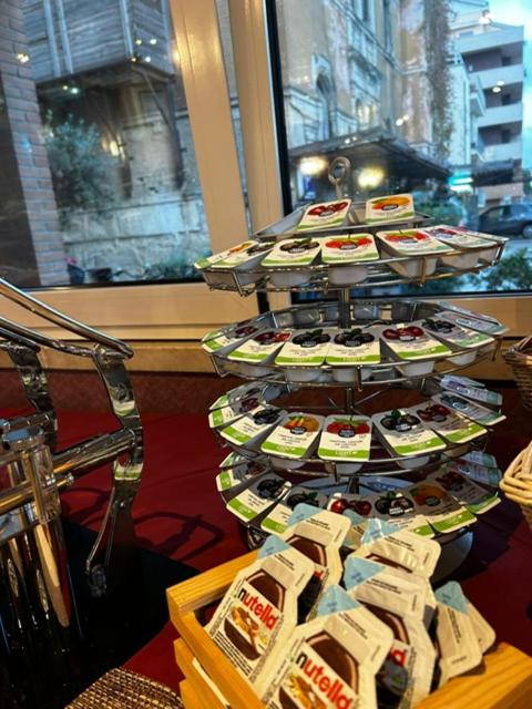 un étalage de cupcakes sur un plateau sur une table dans l'établissement Hotel Maja, à Pescara