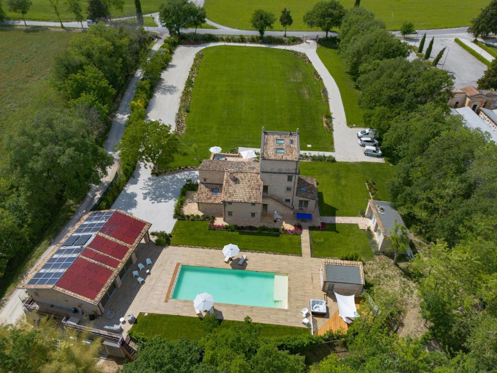 Photo de la galerie de l'établissement Villa Torre Anna - Jacuzzi - Pool - Garden, à Urbisaglia