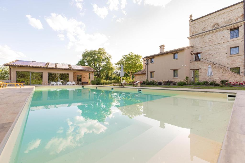 Photo de la galerie de l'établissement Villa Torre Anna - Jacuzzi - Pool - Garden, à Urbisaglia
