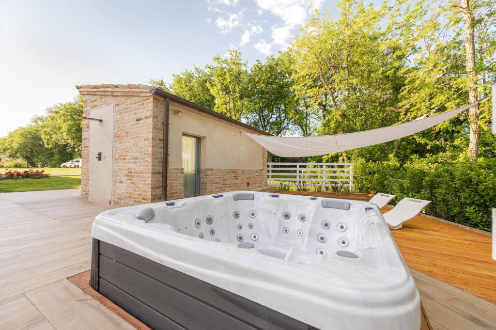 Photo de la galerie de l'établissement Villa Torre Anna - Jacuzzi - Pool - Garden, à Urbisaglia