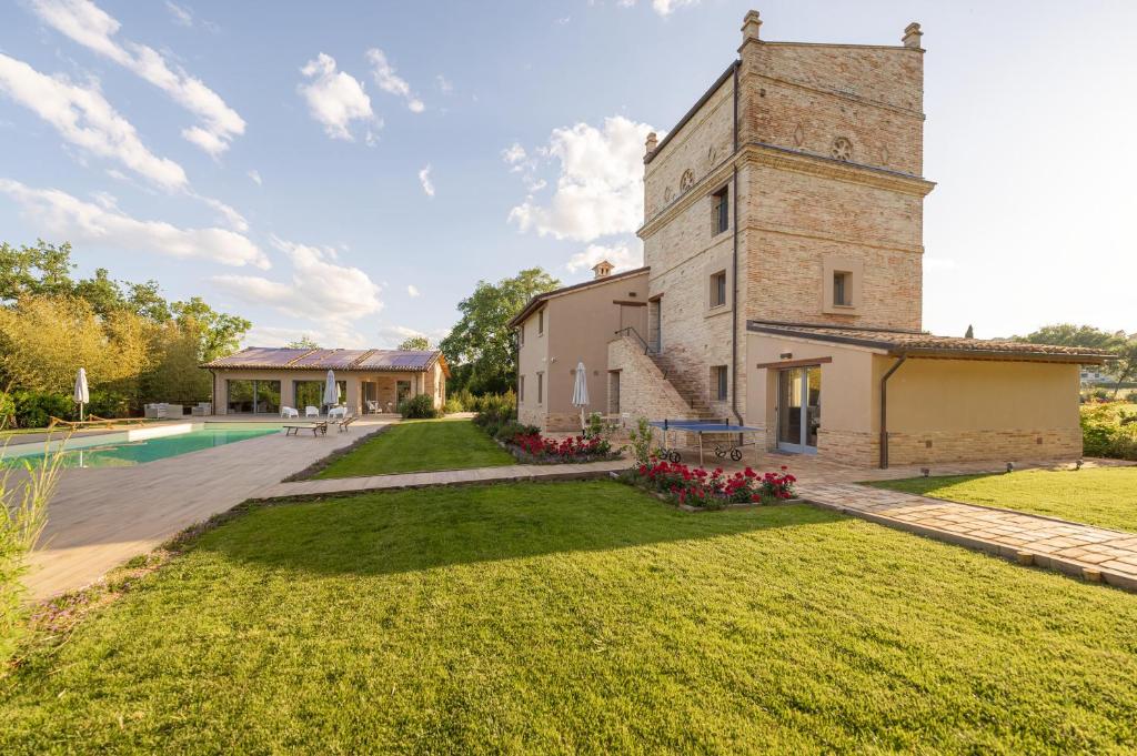 Photo de la galerie de l'établissement Villa Torre Anna - Jacuzzi - Pool - Garden, à Urbisaglia