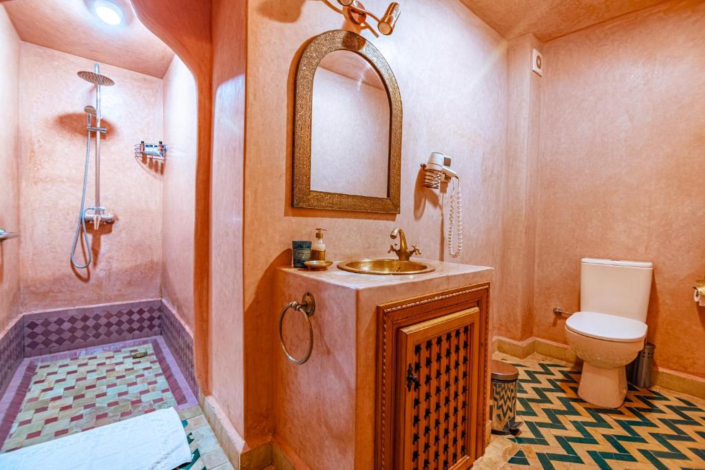 une salle de bain avec un lavabo, des toilettes et un miroir dans l'établissement RIAD VILLA SIDI BABA, à Marrakech 50 autres photos