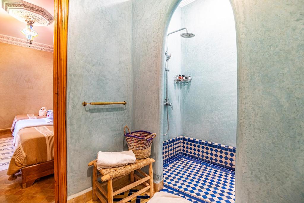 La salle de bains est pourvue d'une douche et d'une chaise. dans l'établissement RIAD VILLA SIDI BABA, à Marrakech