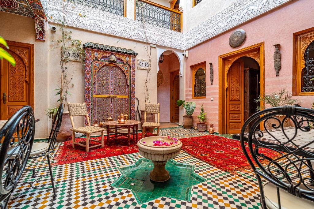 une chambre avec une table, des chaises et un vase dans l'établissement RIAD VILLA SIDI BABA, à Marrakech