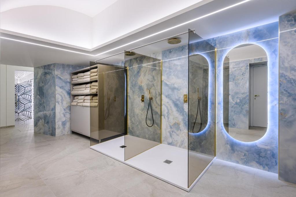 La salle de bains est pourvue d'une douche et d'un miroir. dans l'établissement Grand Hotel Villa Serbelloni - A Legendary Hotel, à Bellagio