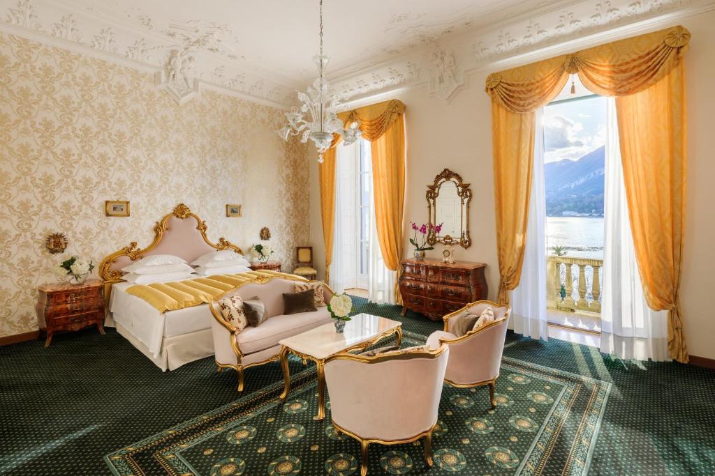 une chambre avec un lit, une table et des chaises dans l'établissement Grand Hotel Villa Serbelloni - A Legendary Hotel, à Bellagio