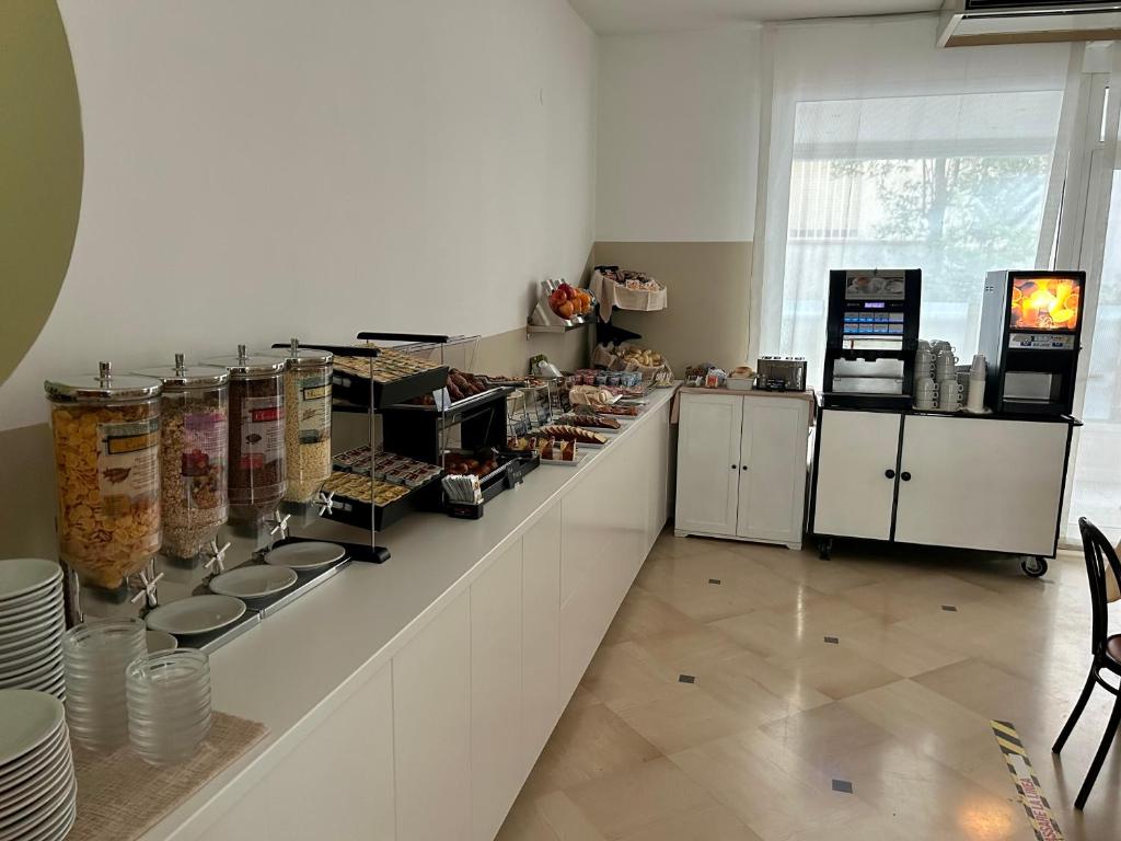 une boulangerie avec un long comptoir dans une pièce dans l'établissement Hotel Massimo, à Riccione