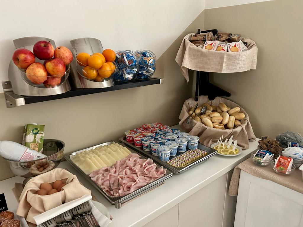 un comptoir de cuisine avec des fruits et de la nourriture dessus dans l'établissement Hotel Massimo, à Riccione