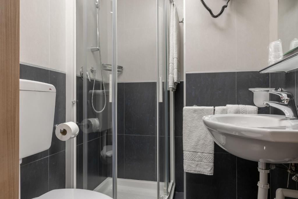 une salle de bain avec une douche, des toilettes et un lavabo dans l'établissement Hotel Delle Nazioni - Adults Only, à Caorle