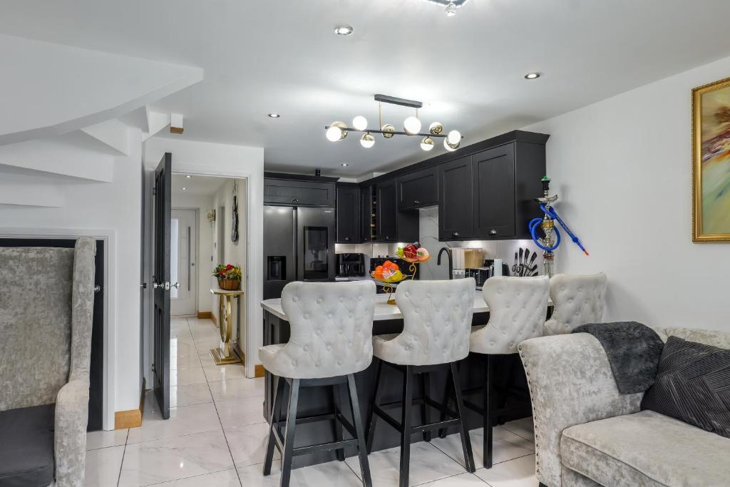 Luxurious 4 Bedroom House Image
