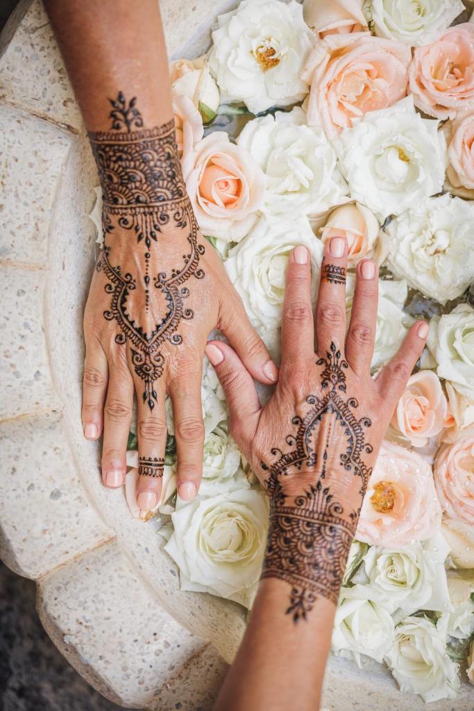 deux personnes avec du henné sur les mains à côté de roses dans l'établissement Riad Alkemia en exclusivité, à Marrakech 37 autres photos