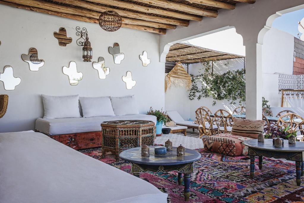 - un salon avec un canapé et des tables dans l'établissement Riad Alkemia en exclusivité, à Marrakech