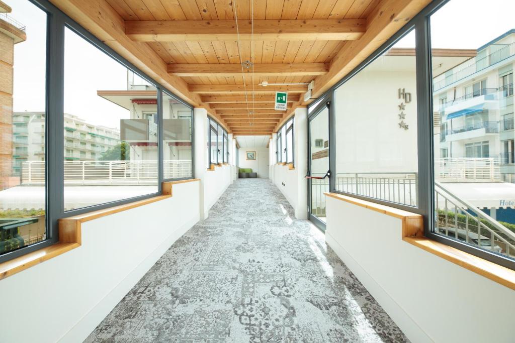 un couloir vide dans un bâtiment avec fenêtres dans l'établissement Hotel Derby S, à Lido di Jesolo