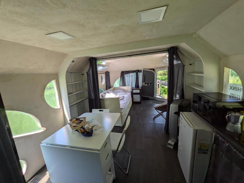 Offrant une vue sur l'intérieur, cet appartement comprend une cuisine et une chambre. dans l'établissement Bateau studio terrasse vue sur l'eau et nature, à Saint-Usage
