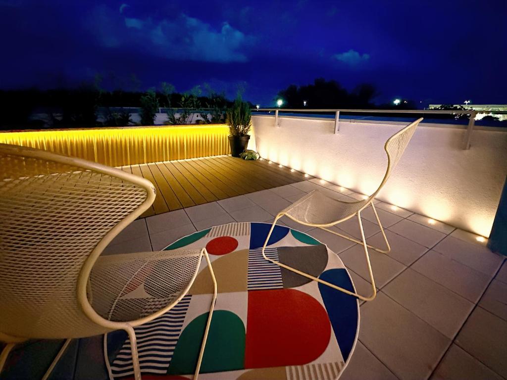 Ambient lounge with sundeck and free parking 7