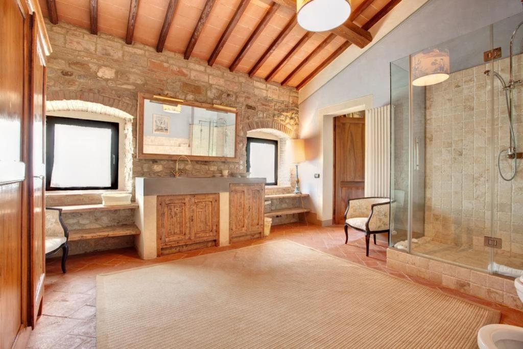 une salle de bain avec douche et lavabo dans l'établissement Villa Il Conventino, à Mercatale Val Di Pesa