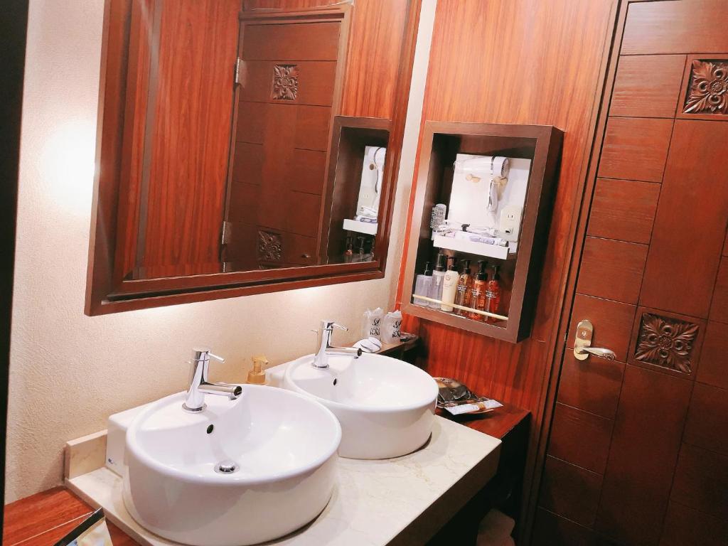 une salle de bain avec deux lavabos et un miroir dans l'établissement HOTEL BALIS - Adult Only, à Shizukuishi