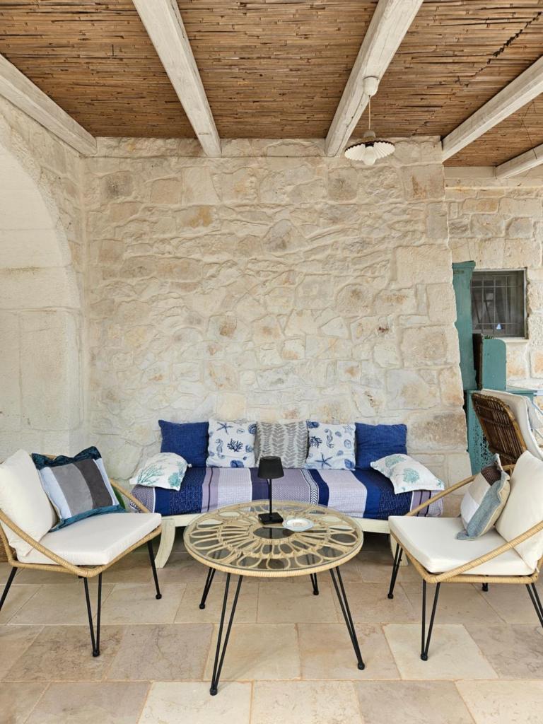 Coin salon dans l'établissement Trullo di Angela - Ostuni with private pool