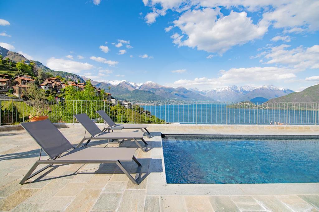 un groupe de chaises assises à côté d'une piscine dans l'établissement VILLA DEI VENTI - TIVAN by Curtiaffitti, à Pianello Del Lario