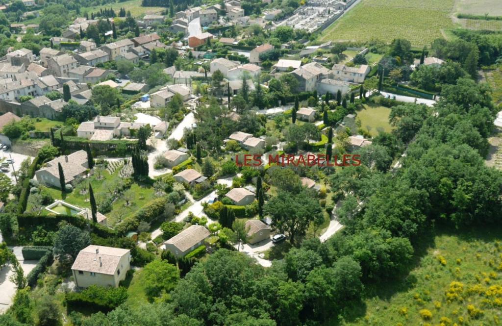 une vue aérienne sur une banlieue avec des maisons dans l'établissement Gite Eden, aux Mirabelles, avec piscine, à Mirabel-aux-Baronnies