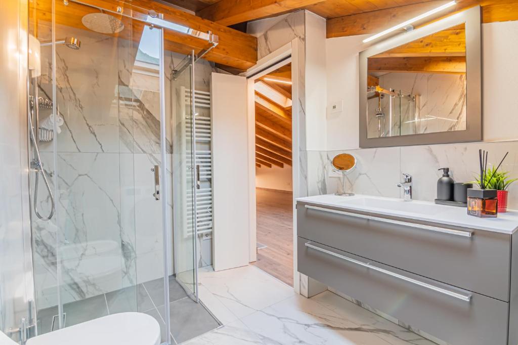 une salle de bain avec un lavabo et une douche dans l'établissement VILLA DEI VENTI - BREVA by Curtiaffitti, à Pianello Del Lario