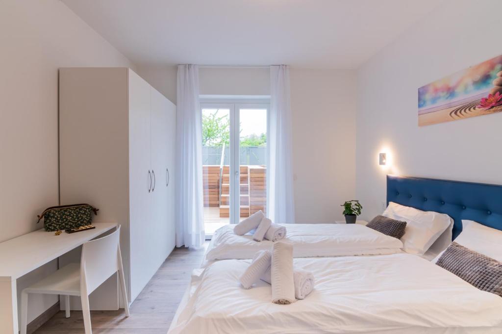 Ce lit se trouve dans un dortoir doté de murs blancs et d'un bureau. dans l'établissement VILLA DEI VENTI - BREVA by Curtiaffitti, à Pianello Del Lario 73 autres photos