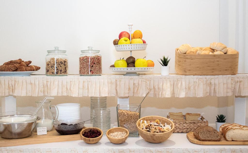 une étagère remplie de nombreux types de denrées alimentaires différents dans l'établissement Hotel Rondinella e Viola, à Rimini 71 autres photos