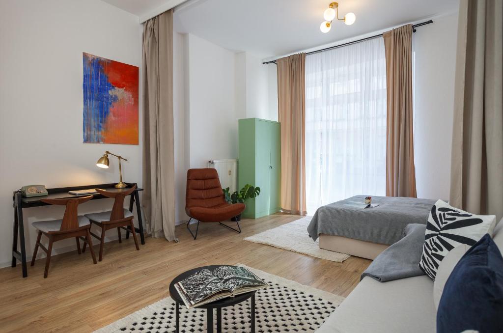 oompH Berlin 3BR Apt with Light Tones and Artwork 4