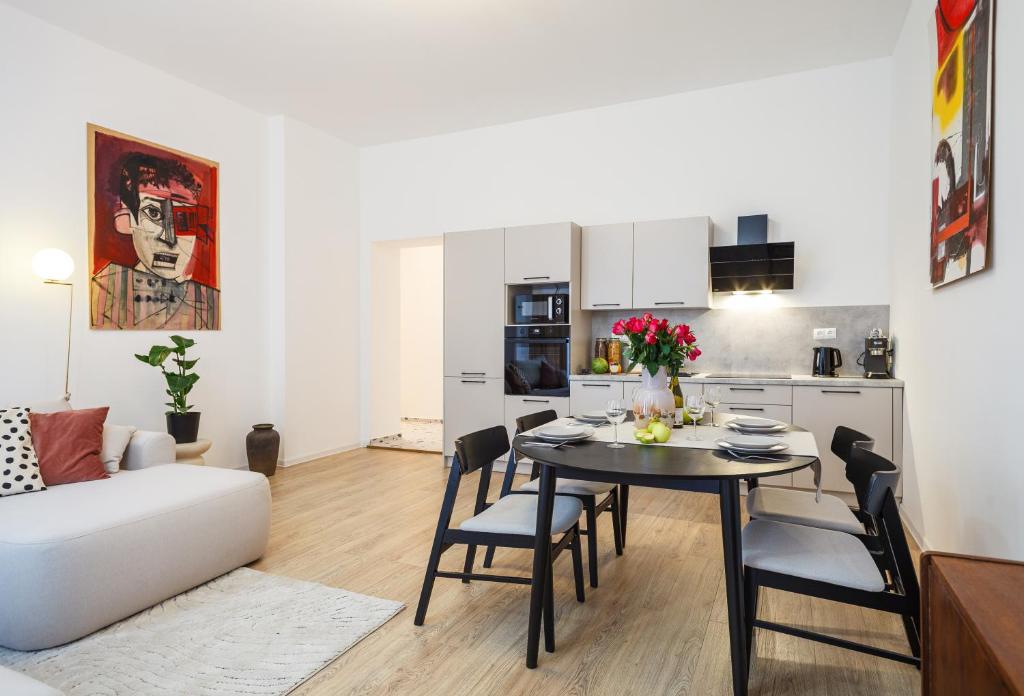 oompH Berlin 3BR Apt with Light Tones and Artwork 7