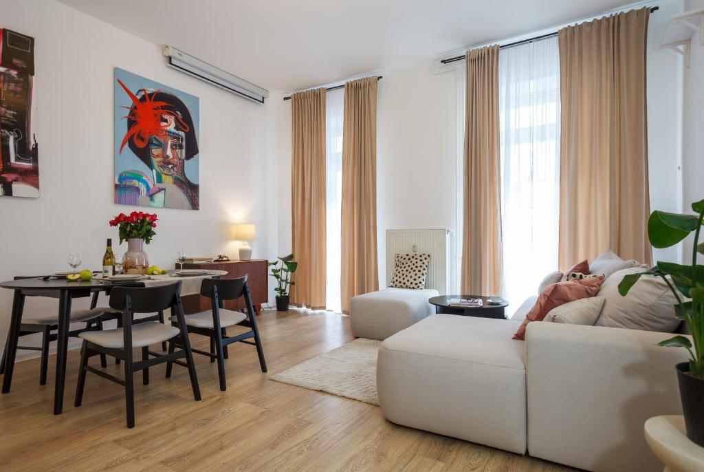 oompH Berlin 3BR Apt with Light Tones and Artwork 2
