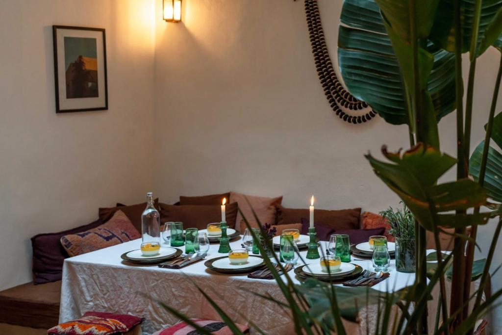 - une table avec des bougies dans le salon dans l'établissement Riad Petite Rêverie, à Essaouira