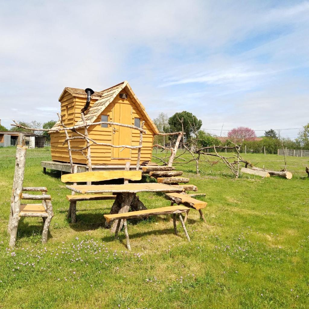 une cabane en bois installée au-dessus d'un champ verdoyant dans l'établissement La Clef des Songes, à Herry