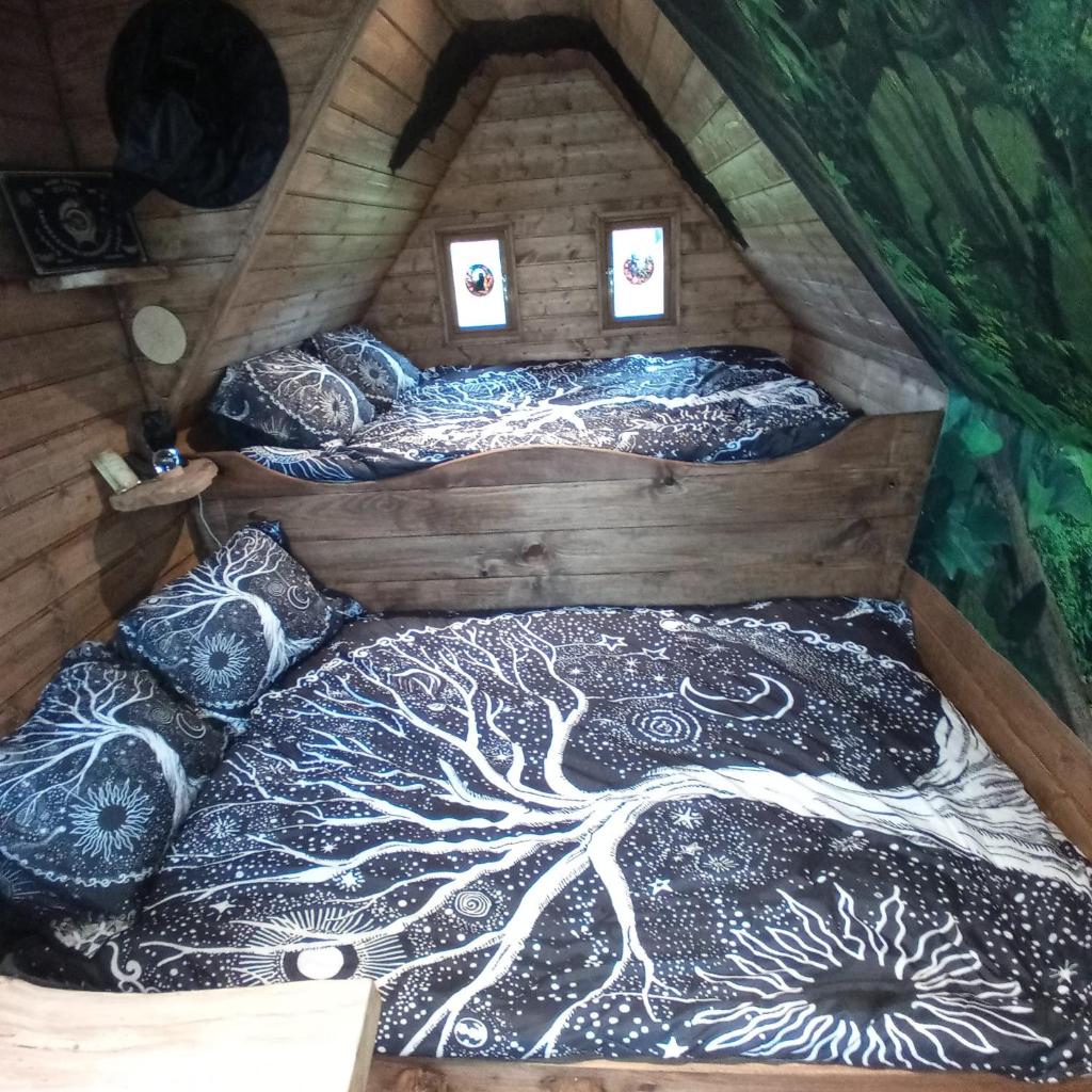 - une chambre avec 2 lits dans une cabane dans les arbres dans l'établissement La Clef des Songes, à Herry